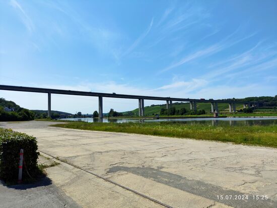 Kurz nach dem Start von Marktbreit spannt sich die Talbrücke Marktbreit der A7 über den Main.
Diese Brücke hat jedoch bereits so erhebliche Schäden, daß sie nicht mehr saniert werden kann, sondern letztlich abgerissen und neu gebaut werden muss.
Wann dies geschehen soll, steht jedoch noch in den Sternen, da bislang keine Genehmigung der Regierung von Unterfranken vorliegt.
Die 1981 fertiggestellte Brücke hat eine Gesamtlänge von 928 m, eine längste Stützweite von 108,6 m und eine Höhe von 60 m.
