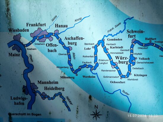 Am unteren Spitz des Maindreiecks gelegen, liegt zwischen Kitzingen und Ochsenfurt mein diesjähriger Startort Marktbreit.
Bitte nicht von den gelben Pfeilen täuschen lassen:
Die Flußrichtung des Mains, wie auch meine Fahrtrichtung verlaufen von rechts nach links.