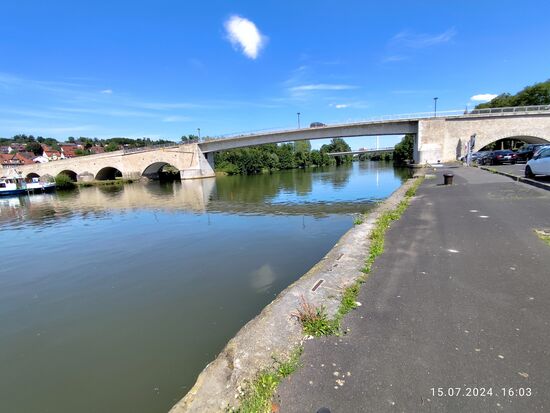 Wenige km nach Marktbreit wird die Stadt Ochsenfurt erreicht, die in 725 erstmals urkundlich erwähnt wurde. Schwedenkönig Gustav Adolf nutzte die Stadt während des Dreißigjährigen Krieges als Quartier, 1813 wurde die Stadt Teil des Königreichs Bayern. 1945 war Ochsenfurt von den Amerikanern besetzt, die "Alte Mainbrücke" (hier aus lichttechnischen Gründen gegen die Fluß- bzw. meine Fahrtrichtung gesehen) im Zweiten Weltkrieg zerstört und in der Nachkriegszeit wieder aufgebaut.
Erbaut wurde die Brücke von 1512 bis 1519.