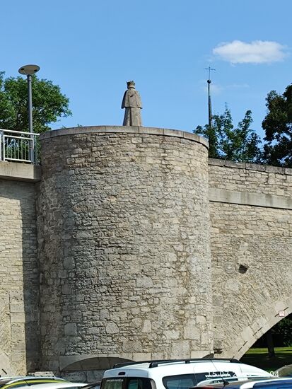Die linksmainische, westliche Brückenkanzel mit einer Steinstatue des Schutzpatrons der Brücken, Johannes von Nepomuk, der 1393 in Prag durch Sturz von einer Brücke hingerichtet wurde und als Märtyrer verehrt wird.