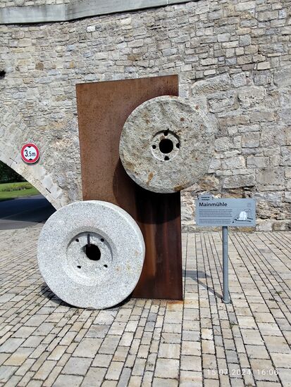 Lange Zeit war direkt an der Brücke der Standort der Mainmühle, die jedoch 1784 von Wassermassen fortgerissen und nicht wieder aufgebaut wurde.