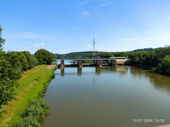 Das Wasserkraftwerk Goßmannsdorf besteht aus zwei Kaplanturbinen mit einer Durchflußmenge von 100 m³/s und erzeugt eine Leistung von 2,15 MW.
Linkerhand der Buschreihe befindet sich noch eine Schleusenkammer von 300 m Länge und 12 m Breite. Fertigstellung in 1951.