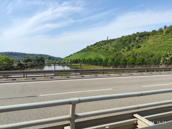 Kleiner Jahreszeitenwechsel gefällig?
Linksseitig von Winterhausen führt die Straßenbrücke nach Sommerhausen, aber eine noch weitere Temperaturerhöhung gab es trotz dessen zu meinem Vorteil nicht.