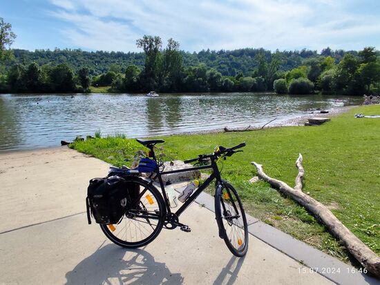 Direkt südlich an Eibelstadt angrenzend befindet sich ein Freizeitgelände mit Spielplätzen und Bademöglichkeit in dieser Ausbuchtung des Mains.