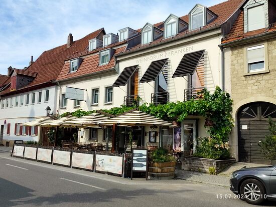 Ein schönes Wiedersehen in der Altstadt von Eibelstadt:
Im Restaurant und Boutique Hotel "Weinforum Franken" hatte ich in 2014 auf Radferntour von Glückstadt an der Elbe über Hamburg etc. etc. hier Quartier bezogen. In der Stadt Fulda gestartet (ja da habe ich sogar mal in einer größeren Stadt genächtigt), wollte ich dasselbe in Würzburg vermeiden. 
In Randersacker war alles belegt, konnte mir aber mit viel Glück von dort dieses Quartier in Eibelstadt gerade noch über Google Maps sichern. Ab Randersacker begann es damals schon unaufhörlich zu dämmern, aber mit dem sicheren Ziel als Ansporn waren die letzten wenigen km wie mit Rückenwind abgeleistet. Tolle Erinnerungen an die Königsetappe von 2014 !!!