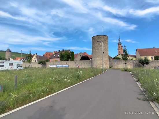 Hier noch ein Teil der alten Stadtmauer von Eibelstadt (ca. 3.100 Einwohner, seit 1434 mit Stadtrecht) mit dem Henkerknechts-Turm, einen von insgesamt 14 Türmen der Wehrmauer. Rechts vom Turm noch die Pfarrkirche St. Nikolaus, mit den ältesten Teilen aus dem 13. Jahrhundert.