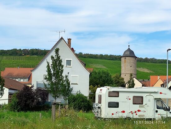 Rechts im Hintergrund der Kere-Turm von Eibelstadt aus dem Jahre 1573, der ursprünglich die Wohnung eines Stadttürmers war.