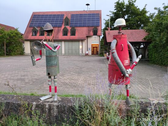 Wenige Minuten vor der trockenen Unterkunft säumten noch zwei Randersackerer Blech-Feuerwehrkameraden meinen Rückzugsweg.