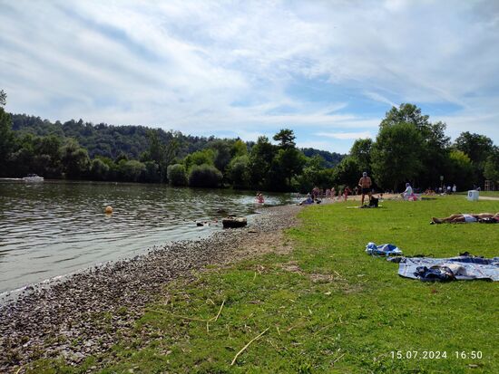 Etwas grobsteinig der Übergang von der Liegewiese ins kühlende Nass.