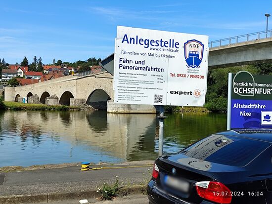Während einer baubedingten Sperrung der Brücke wurde einmal eine Fährverbindung für Fußgänger eingerichtet. Diese Fährverbindung erfreute sich dann einer so großen Beliebtheit, daß sie auch nach Wiedereröffnung der Brücke beibehalten wurde.
Sogar rechtsverbindlich heiraten kann man auf der Fähre namens "Nixe".
Fährbetrieb leider nur Samstags, Sonn- und Feiertags - ich war hier an einem Montag unterwegs, wäre gerne übergesetzt.