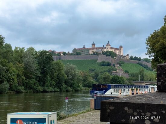 Einen Steinwurf weiter thront die Feste Marienberg hoch über einem Weinberg als weithin sichtbares Wahrzeichen Würzburgs.