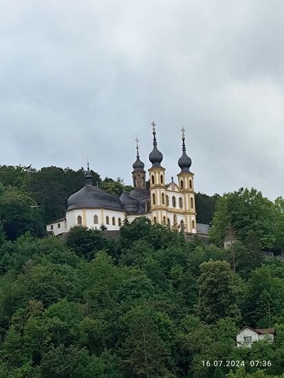 1748 - 1750 wurde schließlich neben dem Käppele die Kirche nach Plänen des berühmten Balthasar Neumann errichtet.
Von 1749 - 2014 betreuten die Kapuziner die Wallfahrt. Nach deren Abschied wird Pfarrer Treutlein mit dieser Aufgabe betraut, unterstützt von Brüdern der Franziskaner-Minoriten.