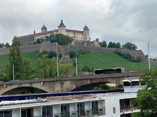 Ab dem Jahre 1200 entstand auf dem Marienberg eine ungewöhnlich große Burg, die im Spätmittelalter und in der Renaissance ausgebaut und erweitert wurde.
1945 wurde die Burg durch einen Brand fast vollständig vernichtet, wobei Rekonstruktion und Wiederaufbau bis 1990 andauerten.
Heutzutage beinhaltet die Feste Marienberg ein Kunst- und Geschichtsmuseum, sowie einen gepflegten Terrassengarten.