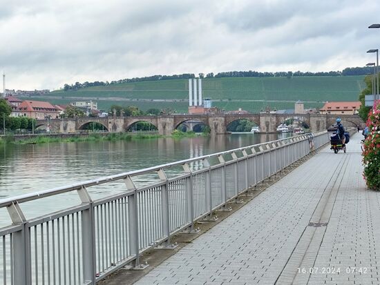 Zum ersten mal in Blickweite: die "Alte Mainbrücke". 
Sie ist die älteste steinerne Brücke Würzburgs und stellte über Jahrhunderte einen der wichtigsten Verbindungswege im Stadtgebiet.
Die Steinbogenbrücke mit einer Länge von 185 m wurde im 12. Jahrhundert erbaut, wobei Teile der aktuellen Brücke noch vom ersten Bau stammen.