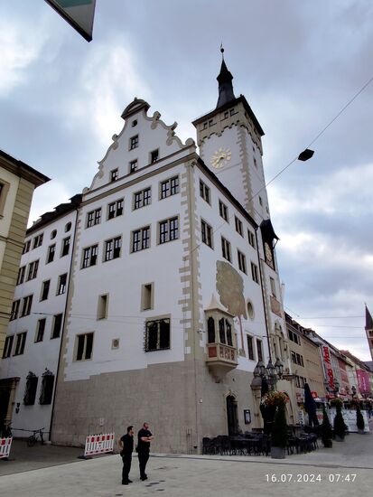 Rechts hinten spitzt noch einer der Türme des Doms hervor, während frontal vor uns der Grafeneckart, ein romanischer Turm mit 55 m Höhe hervorsticht.
Er stellt das älteste Teil des Würzburger Rathauses dar und wurde erstmals in 1180 erwähnt.