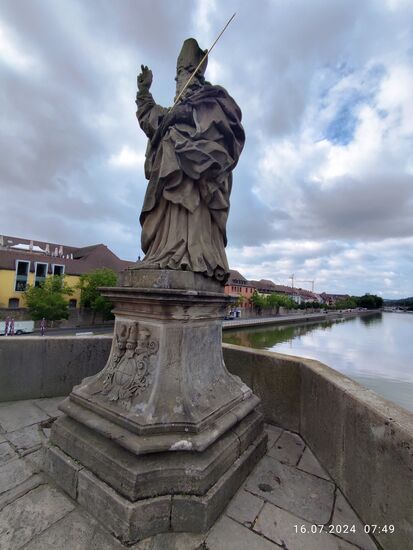 Nach Beendigung der kleinen Altstadtschleife wird der Main auf der vorher bereits erwähnten Alten Mainbrücke überquert.
12 Brückenheilige mit im Schnitt 4,50 m Höhe verschaffen der Alten Mainbrücke
ihre besondere Berühmtheit - hier im Bild St. Kilian.