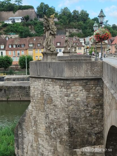 Auf der Alten Mainbrücke mit Blickrichtung gen Westen.