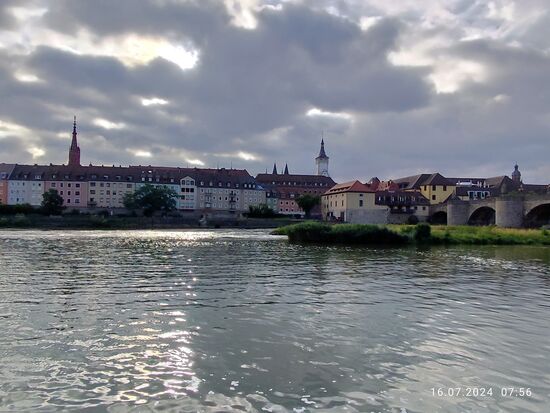 Blick zur Innenstadt mit v.r. Grafeneckart, zwei Domtürme und den Turm der gotischen Marienkapelle.