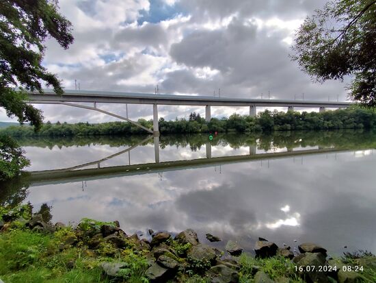 Nach einer kurzen Talbrücke und einem weiteren Tunnel überquert die hier von rechts (Würzburg) kommende Strecke auf der Maintalbrücke Veitshöchheim zuerst die Gleise der alten Maintalstrecke und nachfolgend den Main.
Die Gesamtlänge beträgt 1315 m, bei 32 m Höhe, 14 m Breite und einer Bogenspannweite von 162 m.
