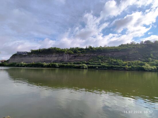 Von Zellingen aus gesehen, erscheinen kurz vor Retzbach erste auffällige und steile Felsformationen.