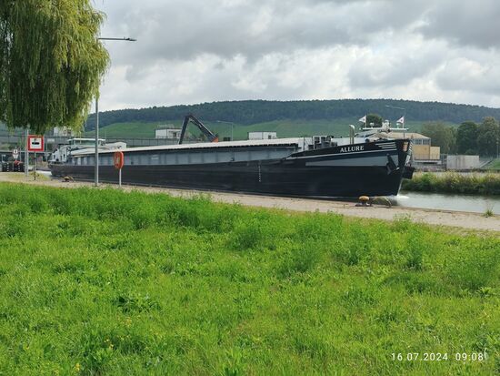 Die GMS (Großmotorgüterschiff) "Allure", ein Binnenfrachtschiff mit 102,2 m Länge, 9,50 m Breite, 3,07 m Tiefgang, einer max. Tonnage von 2026 t und 1200 PS Maschinenleistung verläßt die Schleuse Himmelstadt in Richtung Würzburg.