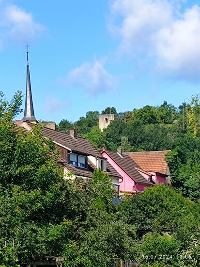 Oberhalb des linksmainischen Vororts Laudenbach von Karlstadt befindet sich auf 210 m Höhe in Bildmitte die Burgruine Laudenbach, erbaut um 1150 und heutzutage im Besitz der Stadt Karlstadt.