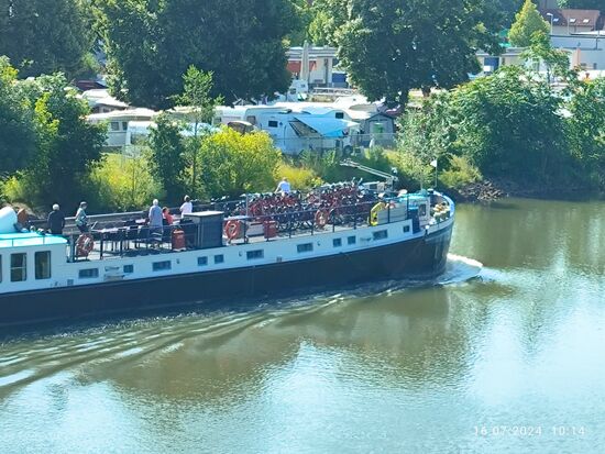 Zuerst fallen mir ein ganzer Schwung Fahrräder im vorderen Bugbereich auf.
Ja wollen die denn etwa nicht in die Pedale treten?