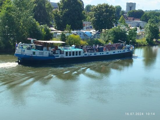 An der Heckbeschriftung und an einer weiteren Tafel in der hinteren Schiffshälfte (leider nur am Originalbild lesbar) wird das Schiff als "Allure" - Amsterdam benannt.
Wir hatten ja schon die GMS "Allure", hier ist es die MS "Allure". Sie fährt unter niederländischer Flagge und ist für Rad-Schiff-Reisen in Deutschland, Belgien und den Niederlanden unterwegs. Als sie mich passierte, war sie von Aschaffenburg nach Bamberg unterwegs, genau gesagt an diesem 4. Reisetag von Lohr nach Karlstadt auf dem Schiff und dann anschließend per Rad über ca. 30 km nach Würzburg.
 Diese Reise, natürlich auch in Gegenrichtung möglich, führt über 8 Tage/
7 Übernachtungen und bietet Tagestouren über 30-60 Rad-km, 
insgesamt 230-265 km. Für das Jahr 2025 gehen die Preise ab € 1.424,05 los.
Und einen unverbindlichen Hinweis gibt es im Programm:
"Wer will, bleibt an Bord."