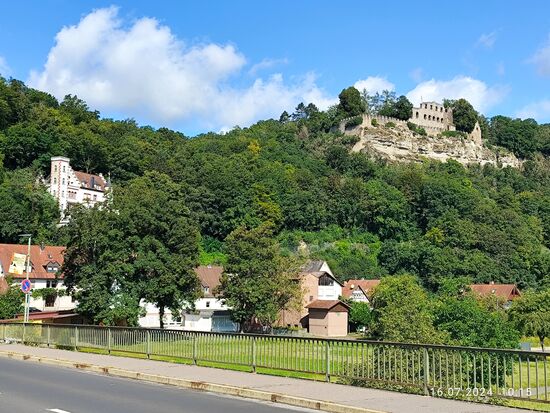 Nach der Mobilie "Allure" stehen wieder einige Immobilien zur Fernbesichtigung an:
Von der Mainbrücke aus erscheinen linksmainisch von Karlstadt am linken Rand die 
Villa Steinbrück, in 1911 für den Grafen von Wertheim errichtet, aber heutzutage in Privatbesitz.
Rechts oben thront die Burgruine Karlstadt.