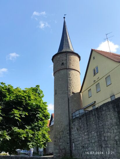 Der Maintorturm in Karlstadt stellt einen Rundturm aus dem frühen Mittelalter dar, der 1522 erhöht wurde. Über Höhenangaben konnte ich nichts in Erfahrung bringen.