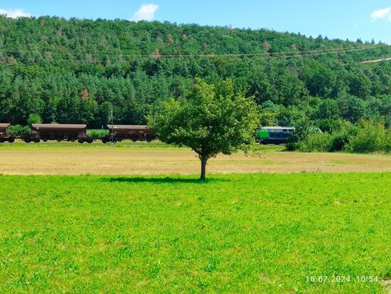 Die obige Lok mit ihrem Baustellen-Schotterzug.