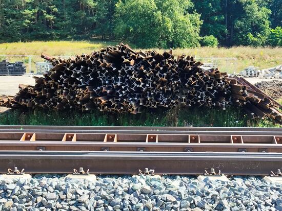 Alte, abgenutzte (UIC 60-)Schienen von der Baustelle vor der Rückführung zum Stahlrecycling. Ein Meter Schiene wiegt 60 kg und ist das stärkste in Deutschland auf Hauptstrecken verwendete Profil.
