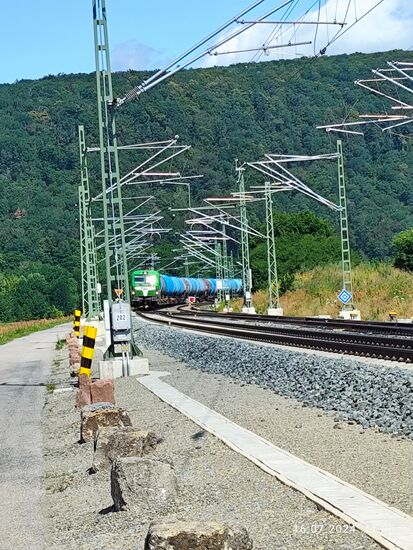 Und schon naht der nächste Zug, ein Kesselwagen-Ganzzug (besteht rein aus Kesselwagen), gezogen von einer Siemens-Vectron Lok (Baureihe 193) vom Privatbetreiber Railtrans International (RTI) mit Hauptsitz in Bratislava/Slowakei.