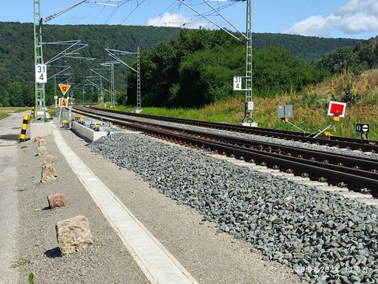 Das rechte Regelgleis in Richtung Gemünden ist gesperrt, die "Fahrt auf dem Gegengleis" (früher: "Falschfahrt") ist ab der orangen Tafel mit dem "A" 
auf 120 km/h begrenzt (Dreieckstafel mit der "12" (12x10=120).