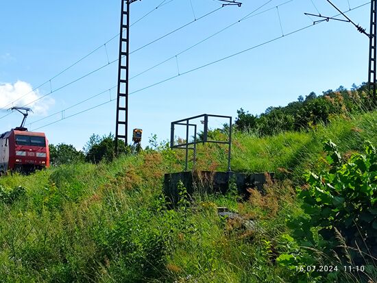 Ganz klar eine Siemens 152er mit vorderen Stromabnehmer (Pantograph) im "Kniegang"