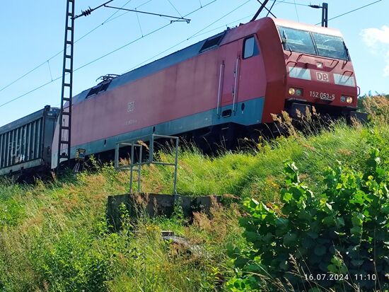Jetzt ist die Baureihenbezeichnung 152 053-5 gut lesbar.
Diese Baureihe hat eine satte Dauerleistung von 6400 kW und ist beim Personal wegen ihrer geringen Störanfälligkeit sehr geschätzt.
