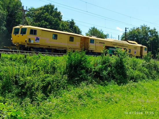 Ein Plasser&Theurer "Dynamic Stopfexpress" an der Großbaustelle kurz vor Gemünden am Main zum Verdichten des Gleisschotters im Oberbau unter den Schwellen mittels vibrierender Meißel, die von oben ins Schotterbett geführt werden. Gleichzeitig wird der Gleisrost ausgerichtet.   
Hier der Link zu meinem Youtube-Video über den "Dynamic Stopfexpress" (51 sec.):
Dynamic Stopfexpress bei Gemünden am Main am 16.7.2024