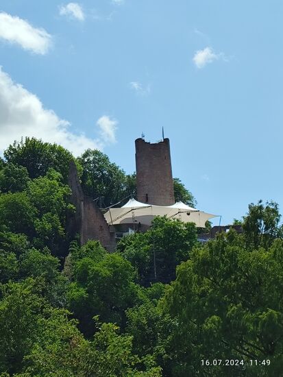Auf einer Bergnase zwischen Main und Fränkischer Saale auf 200 m Höhe posiert die Ruine Scherenburg, vermutlich vor 1243 als Zollburg erbaut. 1469 an Würzburg gegangen, begann ab der zweiten Hälfte des 18. Jahrhunderts der Verfall.
Von 1825 an in Privatbesitz, ist sie seit 1965 Eigentum der Stadt Gemünden.
Seit den 1990er Jahren finden dort die Scherenburgfestspiele statt.