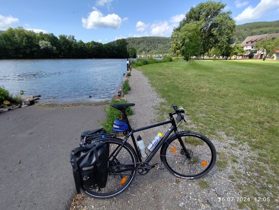 Blick vom Handy-Buchungsplatz mainabwärts und weiter geht's - aber nicht über die Rampe ins Wasser !