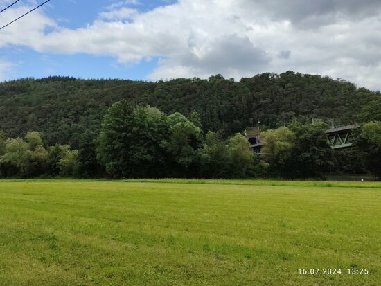 Tunnelportal und Brückenbeginn in der rechten Bildhälfte.