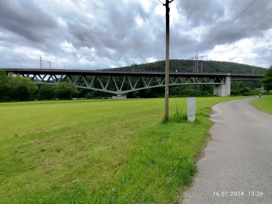 In der rechten Bildhälfte ist v.l. nach rechts der Übergang vom Stahlverbund zur Spannbetonbrücke gut erkennbar.