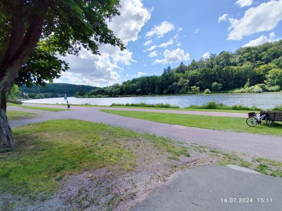 Was soll denn ich über diese Diskussionen aussagen?
Nichts, denn der neutrale Reiseradler, der zum Zeitpunkt der Passage nichts vom Dilemma wusste, sondern erst beim Verfassen des Reiseberichts auf einen Artikel aufmerksam wurde, zückt nachträglich seine beiden lädierten Schultern und flüchtet sich nach vorne.