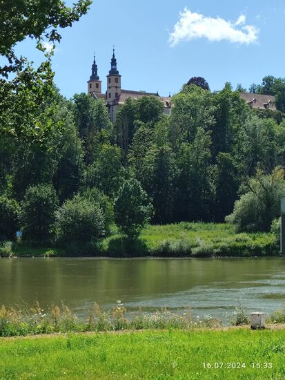Grob geschätzt 3 km unterhalb Marktheidenfeld erscheint rechtsmainisch auf einer kleinen Anhöhe Kloster Triefenstein mit der Kirche St. Peter und Paul.
1803, ein Jahr nach der 700-Jahr-Feier wurde das Stift im Zuge der Säkularisation aufgelöst und letztendlich 1985 an die evangelische Christusträger-Bruderschaft verkauft. die ihren Hauptsitz auch als Gästehaus für max. 90 Gäste nutzt.
Im Kloster selbst leben, beten und arbeiten gegenwärtig 13 Brüder, sowie weitere Christusträger.
Das Stift der Augustiner-Chorherren wurde im Jahr 1102 offiziell gegründet.