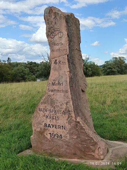 Inschrift entgegen meiner Rollrichtung. Hier ergänze ich den beginnenden Regierungsbezirk Unterfranken.