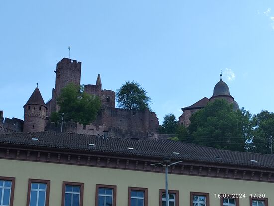 Wertheim am unteren rechten Ende des Mainvierecks ist erreicht. Über den Dächern zeichnet sich die Silhouette der Burg Wertheim ab.
Baubeginn war in der 2. Hälfte des 12. Jahrhunderts, wobei sie bis ins 
17. Jahrhundert kontinuierlich ausgebaut wurde und seit dem Dreißigjährigen Krieg
(1618 - 1648) den Ruinen-Status innehat.