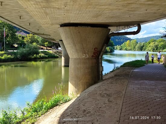 Unter dieser Straßenbrücke in Wertheim verläuft noch die Tauber, bevor sie rechterhand letztlich in den Main mündet.