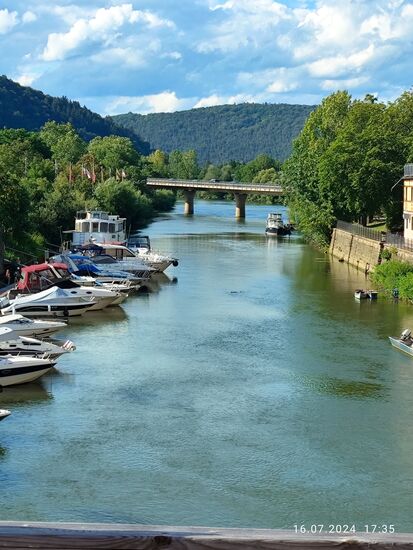 Linkerhand geht's jetzt vor zur großen Straßenbrücke...