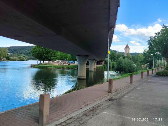 ... mit Blickrichtung zurück zum Main links und zum unter Denkmalschutz stehenden "Spitzen Turm", errichtet um 1180, nicht nur als Wachturm, sondern auch als Gefängnis für "Trunkenbolde" und "zänkische Weiber" 
Der Turm weist eine Höhe von 36,5 m auf und konnte nur über einen Eingang 
in 10 m Höhe mittels einer Leiter betreten werden.
