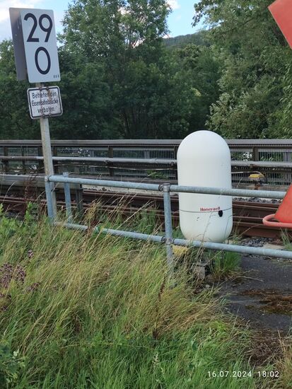Bei diesem weißen Überraschungsei handelt es sich tatsächlich um die Radarüberwachungsanlage der Fa. Honeywell an einem beschrankten Bahnübergang im Gewerbegebiet Wertheim-Bestenheid.