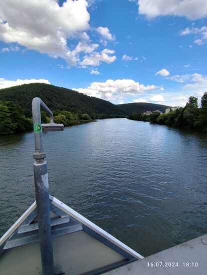Auf dem Brückensteg mit Blick zurück in Richtung Wertheim.